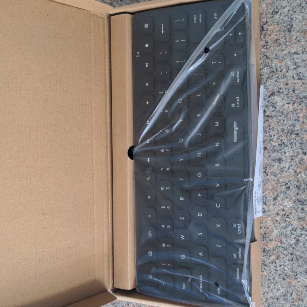 Kensington Simple Solutions Wired Compact iPad Keyboard Lightning Connec…